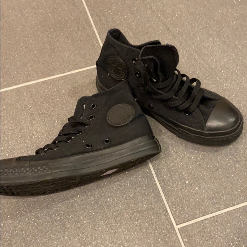 All star chuck Taylor converse. Size 2 youth - Picture 2 of 6